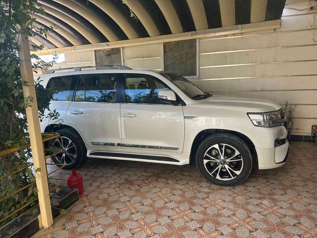 سلام عليكم 
لاندكروز للبيع 
موديل 2018 

ساز باب اول 
رقم سلمانيه 
بدون طخه بدون صبغ 
سياره جديده جدا 
تخم تاير جديد 
ماشيه 120
سعر 515 
مكاني ديالى بعقوبه  الاستفسار ***********
