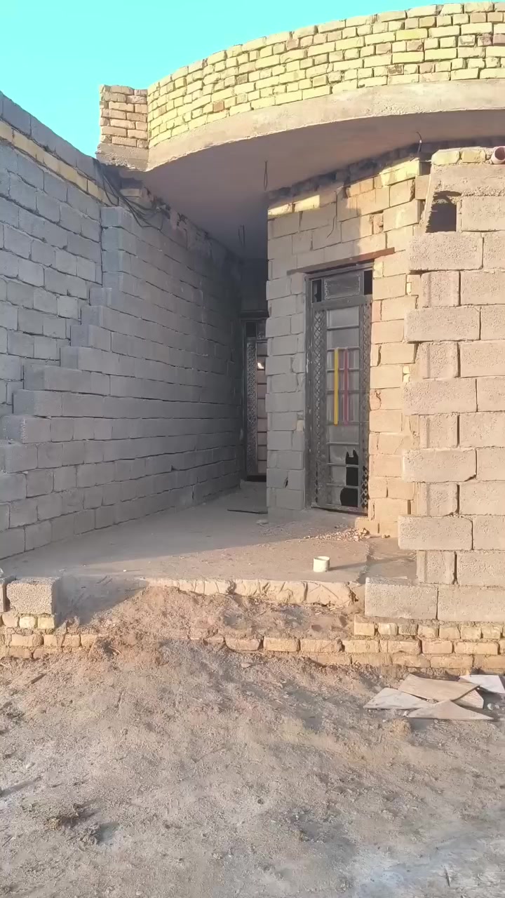 كمل الفديو بيت 100متر عوزه لباخ حيطان وبياض وسراميك +قطعه 300كهرباء ماي وبخدمت الشراي تصل ودلل *********** الله يرزق الجميع ادمن وافق
