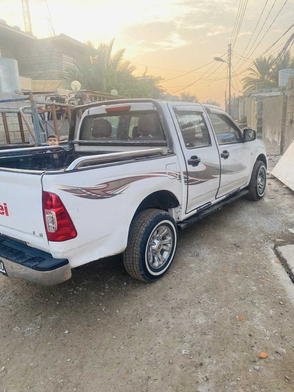 سلام عليكم جنبي موديل 2013 سياره مقفوله من كلشي تايرات جدد مكينه جديده لا صرف لا تبخير سياره نقصها بس تبريد بيها طخه بالبدنه ومصلحمه سنويه 2030 رقم بغداد  السعر 57 وبيها مجال عنوان ديالى بعقوبه شرط تحويل مباشر مكلف بالنشر فقط 
***********
