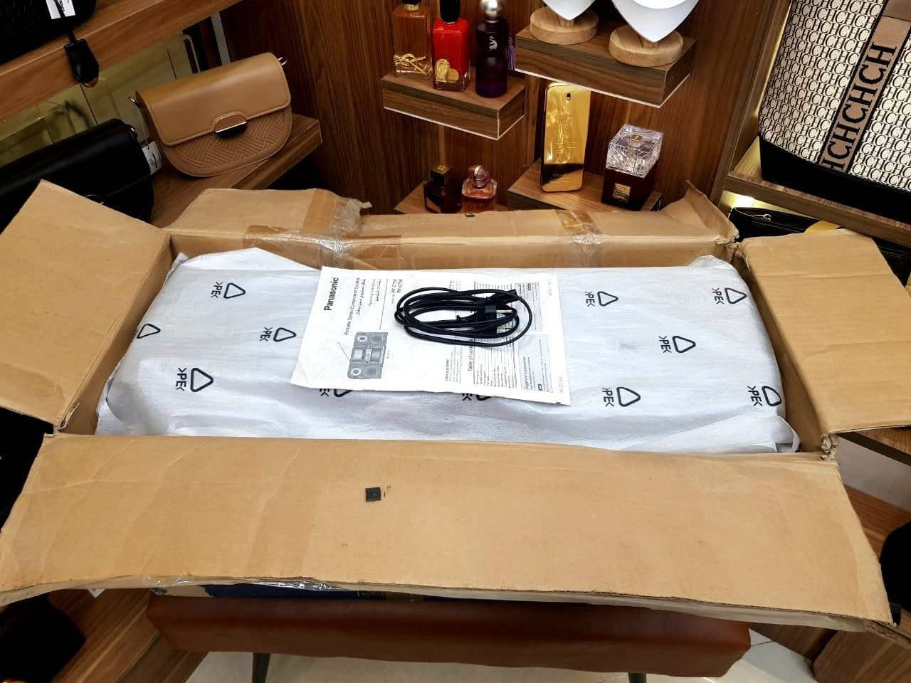 📼✨ باناسونيك الأصلي RX-CT65 بالكرتونة ✨📼
معروض للبيع جهاز Panasonic RX-CT65 الأصلي بحالة جميلة ومعه الكرتونة الأصلية.

📌 المواصفات: ● موديل: Panasonic RX-CT65

● صناعة إندونيسية بتكنولوجيا باناسونيك اليابانية
● نظام صوت XBS لبيز أقوى وصوت أنقى
● سماعات 3-Way Bass Reflex
● راديو FM / MW / SW1 / SW2
● كاسيت مزدوج (Double Cassette)
● تشغيل بالكهرباء أو البطاريات
● قدرة صوت 330W PMPO
● الجهاز مع الكرتونة الأصلية

✨ قطعة مميزة لعشاق أجهزة الزمن الجميل والاقتناء، كما تصلح للديكور في المنزل أو المكتب أو الكافيهات ذات الطابع الكلاسيكي.

📷 الصور للجهاز الفعلي المعروض للبيع.

📞 للاستفسار والسعر: واتساب أو اتصال: 01220822001


**إذا كنت صاحب هذا الإعلان وتريد حذفه لأي سبب، رجاءا أرسل رسالة إلى الدعم الفني**