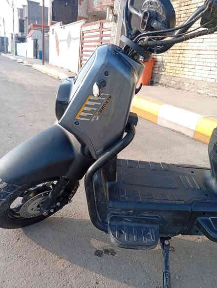 مواصفات:  اشارة يمين يسار شغال اربع اشارات بلوتوث سماعه صوت داخليه  هورن + كير تلث سرعات + لايت عالي ناصي  و البريك الامامي والخلفي دهن بريك كله بطاريات مبدل بيها يعني عمر البطاريات خمس بطاريات الله شاهد الوحدة ب 40الف مشتريها طويل ضمان 3 الى اربع سنوات + نضام حمايه للسرقه اذا دراجه واكفه بدون تشغل وتتحرك تقفل تايرات ثنينهن ما تمشي اله يجي صاحبها يشغلها و + ستان للتلفون مع شاحنات ثنين مالتها و ثانيه هديه ب قوة 32 امبير + تكدر تغسلها بالمي ما عليها شي وسرعتها ٦٠km  سعرها 500 وبيها مجال
مكاني واسط الصويرة حي الاسرى للتواصل على الرقم ***********
