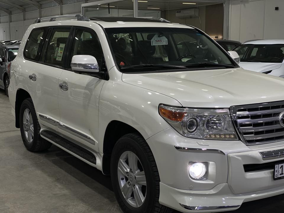 تويوتا لاندكروزر 2014 فئة VXR فول 1/1 ماشية 190 الف كيلو حقيقي كلش جديدة شرط الكارتون جديدة جداً
السيارة رقم بغداد بسمي تحويل مباشر ثاني يوم و سيارة مكفولة كفالة عامة من اي ملاحظة وشرط السونار و  مكان السيارة هو بغداد الكاظمية ورقمي ***********ترهم بيع او مراوس اتصل للاستفسار عن اي تفاصيل و
السيارة بصمة وتشغيل عن بعد و حساسات امامية خلفيوكامرات 360 داخل قرميدي بلادي جلد اصلي وكرسي 3دكم و ستيرن كهرباء مري كهرباء و دشبول لكزز و صندوق كهرباء وتحكم ستيرن جهتين و شاشات خلفية بلادي و 
جكات و بعد هواي مواصفات معروفة عن VXR
