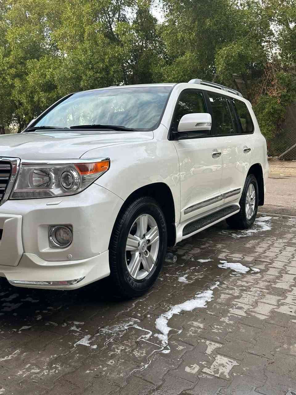 سلام عليكم لاند كروز بريم موديل 2015 مكفوله  من الصبغ فقط بارد صغير ب الجاملغ الايسر الامامي سياره نضيفه وجديده مال جناي ماشيه 117 سياره جاهزه مابيعده نقص ب اسمي تحويل ثاني يوم السعر 42.500مكان السياره (بغداد الجديده) رقم الهاتف ***********
