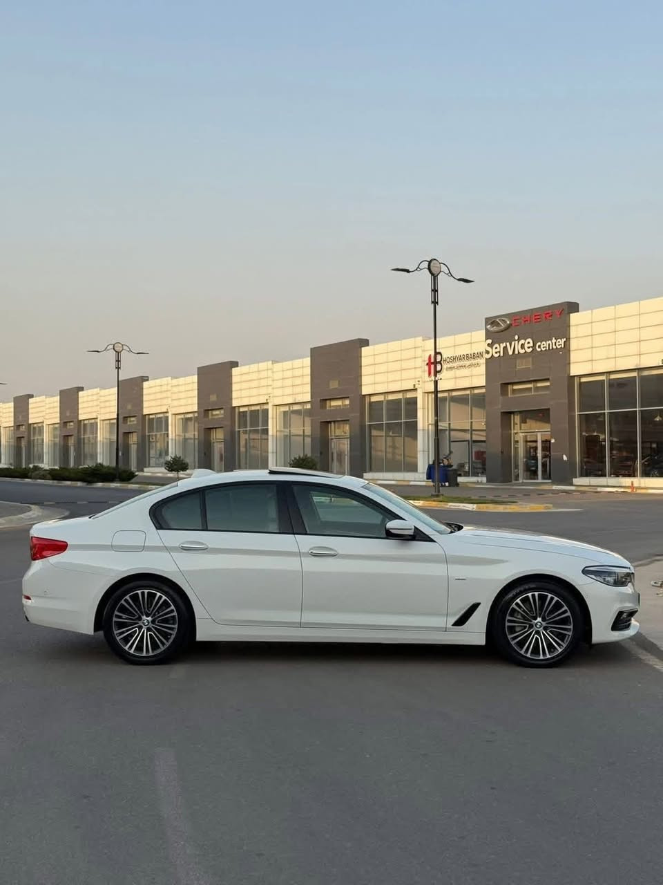 سلام عليكم 
ماشاءالله اول شيء 
للبيع فقط اخوان 
BMW 530i خليجي شركة العروش 
(SPORT LINE) 
موديل :٢٠١٨ 
مكينة (twin turbo) ٤ سلندر اقتصادية اعتمادية و صاروخ بنفس الوقت 
مواصفات السيارة : سبورت لاين 
لايتات BMW ADAPTIVE متحرك 
حساسات امامي و خلفي و جانبي 
مع خاصية ركن ذاتي AUTO PARK 
3 مود القيدة 
ECO 
COMFURT 
SPORT 
كاميرة خلفية  
شاشة وسطية كبيرة مع كيج دجتال 
مناخين للتبريد 
٥ بردات 
بعد مواصفات هواية السيارة ما بيها عيب سوينا سيرفس زهن الكير مبدل دهن المكينة ماشية ١٢٧ الف كيلومتر حقيقي 
فقط بيها كد شبر و نص كارت بالجاملغ خلفي 
سعر سيارة ٢٧٥ ورقة و بيها مجال شوية 
 ◦ 0772 282 8928
