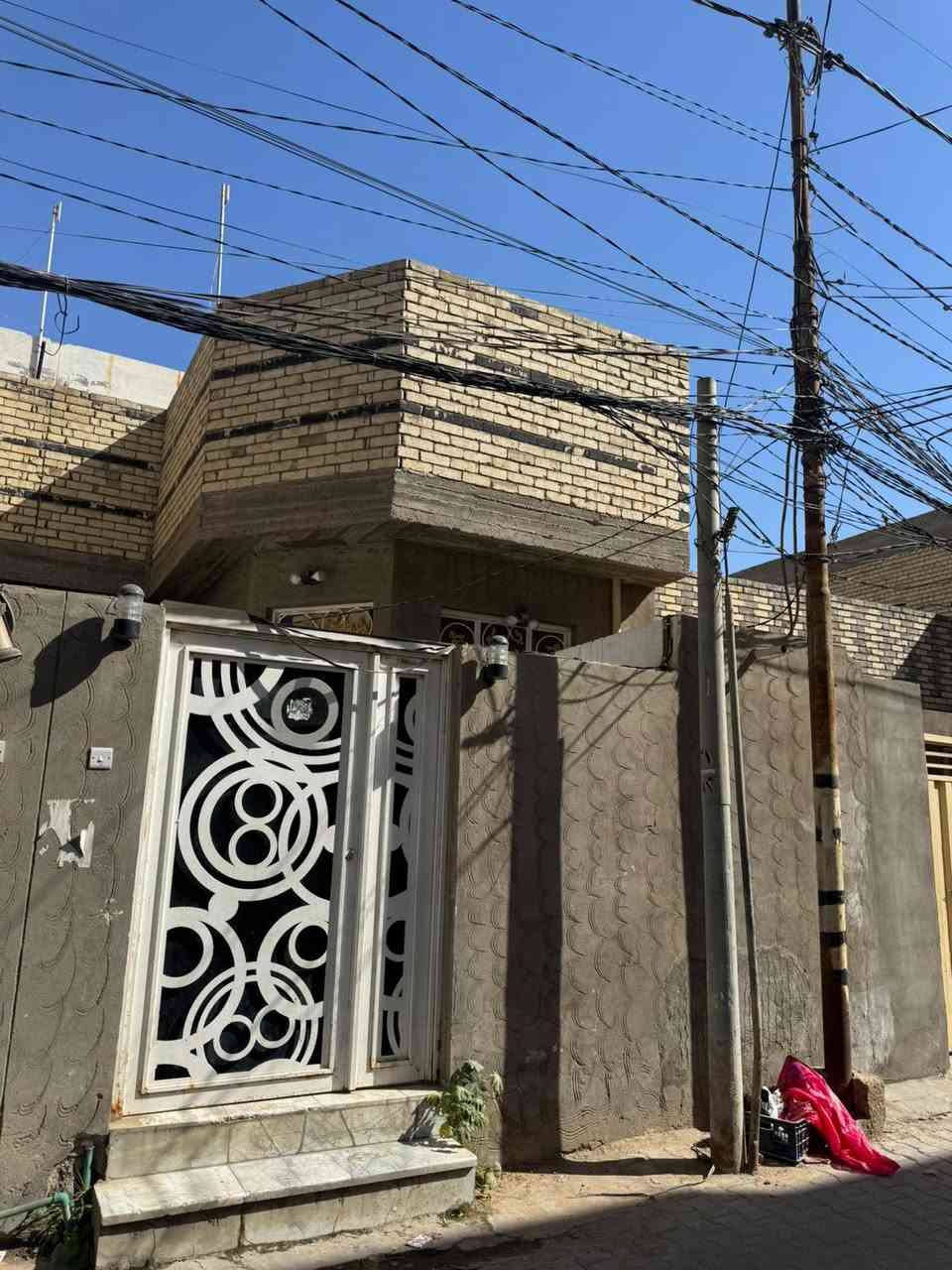 بيت للبيع100م  في النجف  حي القادسيهه شارع 6 طابقين طابق لاول غرفه وصاله  واستقبال ومطبخ وتخاريج داخليه وخارجيهه طابق ثاني غرفتين وتخاريج  وسطح لبيت كله مرمر للاستفسار لاتصال ع رقم ***********
