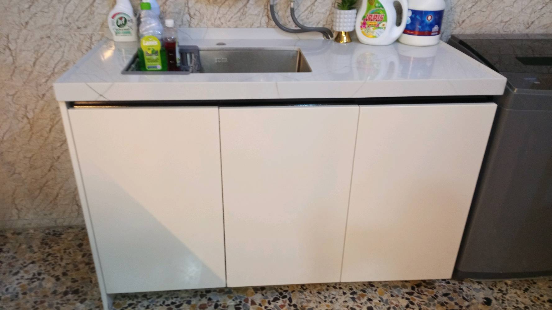 يوجد لدي كاونتر تركي تفصال صارلة شهر خشب bdf كاونتر مرمر والسنك مرمر مع طباخ نوع دي ال سي مع مرشحة لمس وانارة كاونتر مع الملحق التفاصيل موضحة بالصور السعر مليونين ونصف وبي مجال للشراي  ***********
شنو مقاسات الكاونتر بالضبط؟ (الطول/العرض/الارتفاع) حتى المشتري يعرف إذا يناسب المكان لو لا: 
الطول مترين ونص الارضي مع الملحق 
والسنك مترين و40سم 
وين موقعك بالعراق؟ وأكو إمكانية للفك والنقل والتوصيل لو المشتري يتكفل بيها؟: 
بغداد الدورة حي الاثوريين لا يوجد لدي توصيل ولا امكانية للفك والنقل
هل الكاونتر والطباخ والمرشحة شغالات 100% وبيها أي عيوب أو خدوش أو كسر أو ضعف بالإضاءة؟: 
لايوجد بيهن شي جديدات بعدهن ومفصلات قبل شهر
بالنسبة للمرشحة/الطباخ: تگدر تكتب الموديل أو الماركة بشكل أوضح إذا موجودة، وهل كل الملحقات الظاهرة بالصور داخلة بالسعر؟: 
الطباخ نوع دي ال سي 
المرشحة نوع ديكو لمس الإضاءة 
السعر ثابت لو بي مجال للتفاوض؟: 
بي مجال للتفاوض