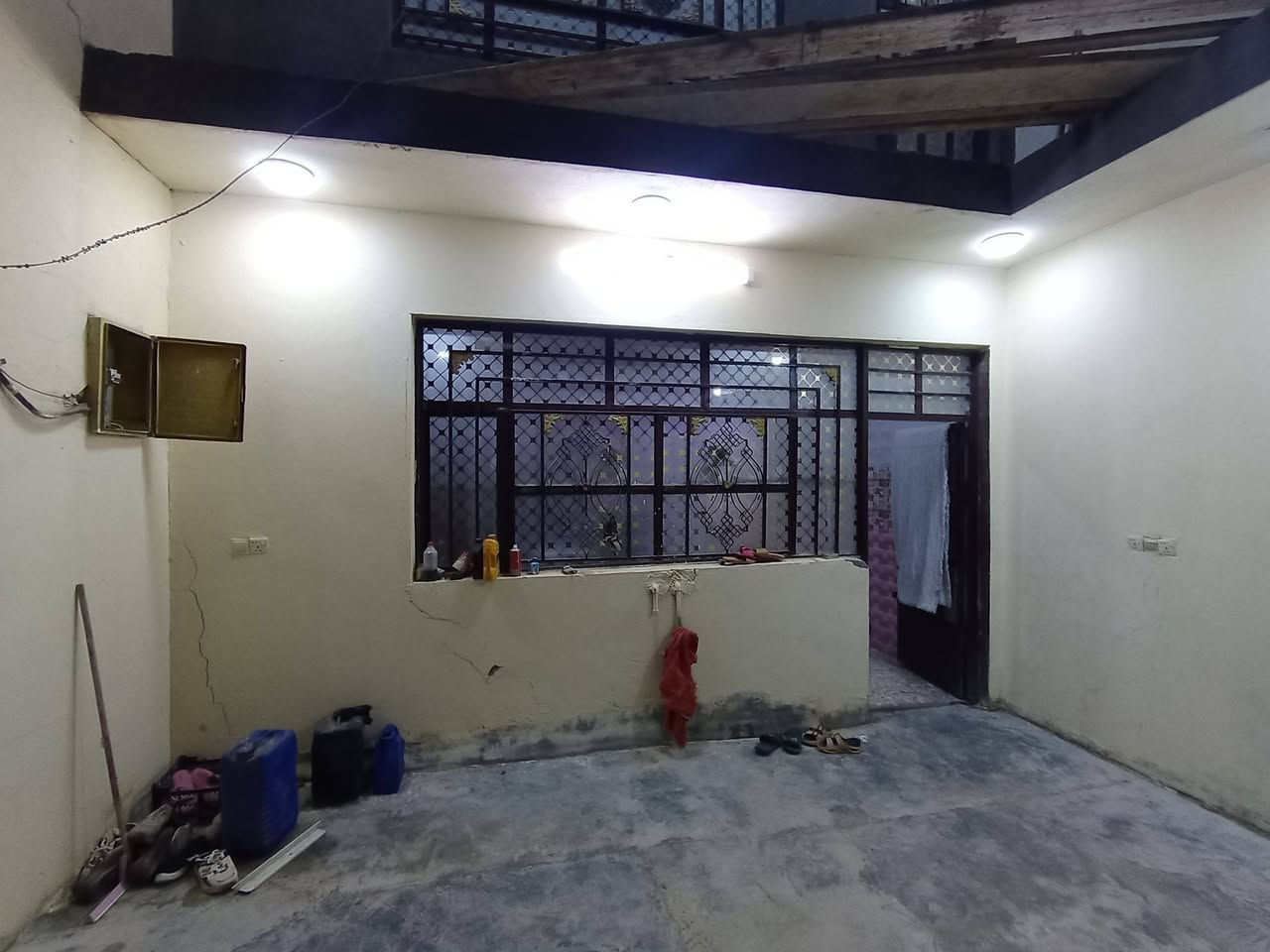 سلام عليكم
بيت ٢٠٠ متر طابقين وبيتونه واجهة ١٠ متر والنزال ٢٠ متر بيت كامل ٦ غرف نوم ٣ حمامات كاشي سراميك بياض صحيات كامل البيت بحي طارق القديم وره السيطره الثانيه قريب على التبليط بيت عقد زراعي
السعر ٦٨ وبي مجال
***********
