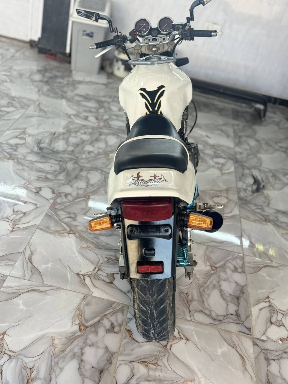 السلام عليكم للبيع CB4 محرك 400 دراجة مكمركة و نضيفة وجاهزه من كلشي تجي تكلب وتشوف بعينك مانقصهاا لو برغي السعر 17$وبيهاا مجال مكاني تكريت للاستفسار ***********
