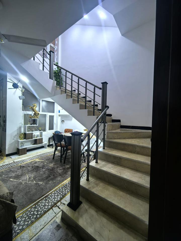 السلام عليكم بيت طابقين بحي الحسين 100 متر حديث درجه اولى 4غرف ومناور تثنين وسطحين امامي وخلفي وحمامين غربي الطابق الاول مرمر الطابق الثاني بورسلين متوفر بالبيت منظومه طاقه شمسيه متجدده تنطي عشره أمبيرات نهاري  إضافه إلى منظومه كامرات حديثه واضحه البيت كامل مابي اي نقص اريد اراوس بشقه بالمجمع لان متعودين على الشقق جنت بتركيا ساكن وبعدين بدهوك كله شقق المواوي مع مساحه من 190 وفوك هاتف ***********
