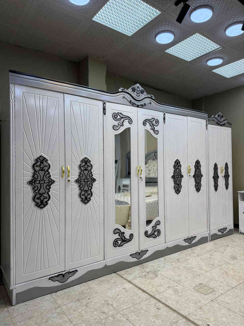 💰 السعر: مليون دينار فقط و الطابورية هدية – غرفة جديدة وجاهزة
📞 للحجز والاستفسار واتساب:***********

🛏️ غرفة نوم فخمة – خشب خفيف سوكي / درجة اقتصادية – طابق واحد

• داخل معاكس 3ملم – خارج تحفير SNS انديف 5ملم

• صبغ حراري درجة أولى

• كنتور 6 أبواب – 9 قطع كاملة

• سرير بلاويد أسود (6 أرجل)

• قياس الكنتور: عرض 3.20 × ارتفاع 2.40

🧩 الإضافات:

• دوشك: 135 ألف

• شازلون مقعد: 50 ألف

• شازلون مخزن: 75 ألف

• زاوية تصميم كنتوري بنفس الارتفاع

🛠️ فحص قبل الاستلام

🚚 التوصيل:
• بغداد: توصيل وشد مجاني (الأطراف 50 ألف)
• المحافظات: حسب البعد

🛋️ متوفر جميع أنواع الأثاث: تخم – ديوان – كاونترات- الأثاث الكامل
