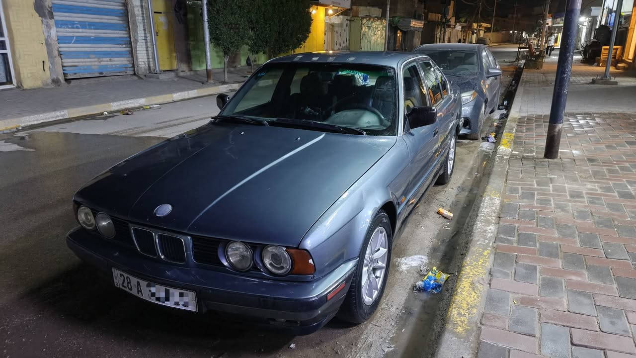 للبيع BMW
‏حجم 525i 
‏موديل 1992 
‏لون رصاصي فيلي
‏محرك مفتوح 
‏كير اوتماتيك 
‏جام اوتماتيك 
‏ابواب سنتر لوك
‏كير ومحرك نضيف 
‏غرفه جديدة جلد اسود
‏حداديه و تايرات نص عمر 
‏رقم نجف انكليزي مشروع وطني
‏سنويه الى 2030 هزة جديدة
‏مابيها غرامات
‏بأسمي تحويل ثاني يوم
‏السعر 45 وبي مجال بسيط
‏المكان بابل/الاسكندرية
‏للأستفسار ***********
