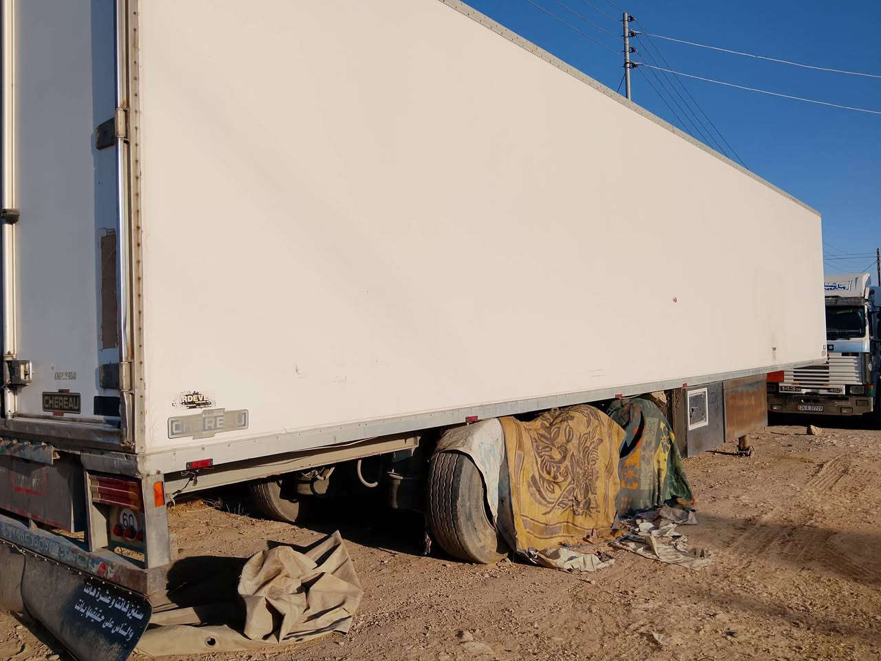 براد شيرو ارتفاع خمسين  غاز 134 طخم تاير طخم جوبايسات بنزات جدد جاهز علشغل الف دينار متخلي عليه السعر 80 وبيها مجال العنوان الموصل قريه الريحانيه الجديده التصل الرقم ***********. ***********
