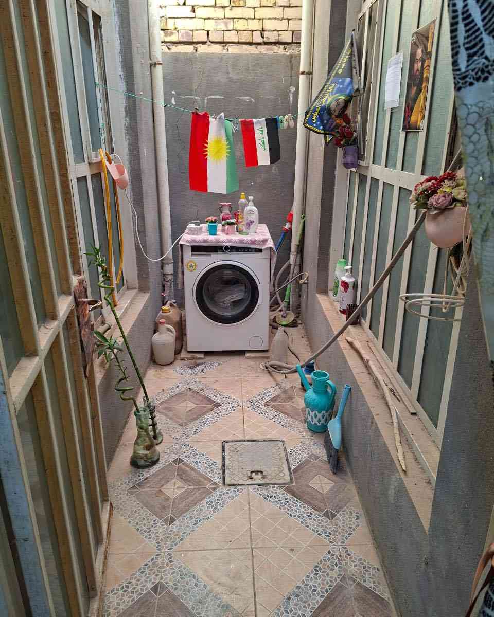 🏡 دار للبيع – حي الجامعة 🔥  

📍 الموقع: حي الجامعة  
📍 فرع مخبز الكفائي  

📐 المساحة: 200 م²  
📄 طابو صرف  
🏗️ سنة البناء: 2017 / 2018  

✨ تفاصيل الدار:  

▪️ الطابق الأول:  
✔ غرفتين نوم  
✔ صالة  
✔ صالة براني  
✔ مطبخ  
✔ حمام وصحيات  
✔ ملحق  
✔ كراج سيارات  
✔ حديقة  
✔ عدد 2 مناور  

▪️ الطابق الثاني:  
✔ غرفتين نوم  
✔ صالة  
✔ حمام وصحيات  

✨ البيت مرتب وجاهز للسكن  
✨ موقع ممتاز وقريب من الخدمات  

📲 للاستفسار والتواصل:  
***********  
***********  

🏢 مكتب أساس للعقار والمقاولات العامة  
📍 الديوانية – حي الفرات – مقابل جامع الإمام المهدي  

#دار_للبيع  
#حي_الجامعة  
#طابو_صرف  
#عقارات_الديوانية  
#مكتب_اساس  
#الديوانية  
#بيع_وشراء  
#استثمار_عقاري
