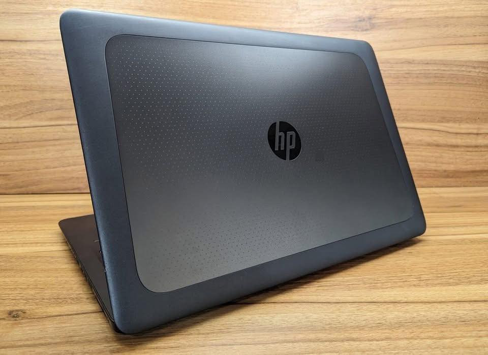 🔥 للبيع HP ZBook 15 G3 🔥 

💻 جهاز عملي قوي وأنيق مناسب للعمل والدراسة والتصميم والمهندسين 

✅ المواصفات:
🔹 المعالج: Intel Core i7-6600U  
– جيل سادس بأداء ممتاز وسرعة عالية

🔹 الرام: 8GB DDR4  
– سلاسة بالتشغيل وتعدد المهام

🔹 التخزين: 256GB SSD  
– إقلاع سريع وفتح البرامج بثواني

🔹 كرت الشاشة:
• AMD Radeon R7 M530 2GB  
• Intel HD 520

🔹 الشاشة: 15.6" FHD  
– دقة عالية 1920×1080 وصورة واضحة

🎯 مناسب لـ:
✔️ الدراسة والأعمال المكتبية  
✔️ التصميم والجرافيك المتوسط  
✔️ التداول والعمل أونلاين  
✔️ الاستخدام اليومي والشغل الخارجي

✨ جهاز معروف بالقوة والتحمل
🧠 أداء ممتاز مقابل السعر

📩 للاستفسار واتساب 
***********
