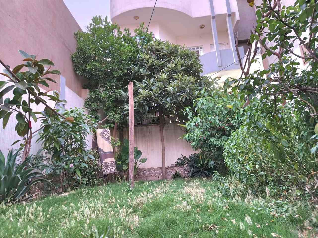 بيت للبيع مساحة ٣٠٠ متر  في مزارع الحدباء البناء عبارة كراج وحديقة كبيرة  وعن طابقين و بيتونة كبيرة...
الطابق الاول :-
مطبخ واستقبال وهول كبير وهول صغير ثاني وغرف نوم عدد ٢ ومناور وصحيات...
الطابق الثاني :-
اربع غرف نوم  مع سويت  خاص لكل غرفة  وهول كبير وصحيات...
ملاحظة....يمكن عزل الطابق الثاني عن الطابق الاول..
للاستفسار ولتفاصيل اكثر يرجى الاتصال على الرقم التالي:-
(***********)
او المراسلة على الواتس....
