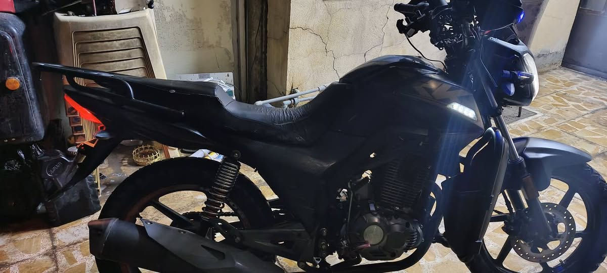 Rk keeway 200 للبيع 
١- محور ويل امامي وخلفي بوكسر ليش حورتهن لان غراض ماكو دشالي مال ال rk فاشلات دشالي باجاج الاصليات مال بوكسر ٢- محور دبلات جبلي بوكسر خلفيات 
٣- دراجه مرقمه وبأسمي رقم بغداد تحويل ثاني يوم 
٤-محورها بصمه من بعيد تشغلها 
٥-بيها شاحن الغالي شحن سريع للهاتف fast
6-نقصها كلجات ساحكه جاي تحرك دهن جوه بدلهن ترجع الدراجه مابيها شي 
٧-الشوته محورها رياضي 
٨-منظومه زنون كهربائيات كفاله دراجه مرتبه 
٩-زنجيل بطحه الذهبي 
رجاءا رجاءا اقره المنشور زين قبل لا تخابر وشي عارضها ١٧٥٠ وبيها مجال بسيط وخادم اني بس ركزلي كلجات تعبانه ودراجه تمشي سريعه بس من حورتها مال ايرانيه كلجات لان تعاجزت اروح للكراده اجيب كلجات كامت تحرك دهن والدبلات الاماميه تعبانات فقط شوف المنشور وتأمر وكل الهلا بيكم اسف ع الاطاله 🙏
مكاني بغداد الغزاليه رقمي *********** بي واتساب بغداد, العراق
