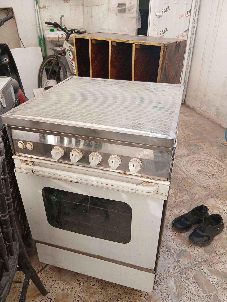 طباخ شغال ب٥٠
ثلاجة صغيرة ب٤٠ 
واكو براد جبير ب١٥٠ 
الشعب ***********
