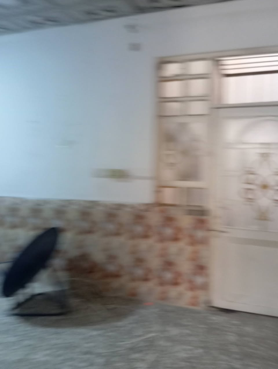 دار الاجار مساحه 100م غرفه وصاله وستقبل ومطبخ وصحيات ومتور اضافه غرفه فوك شلرع المحار  القديم اجاره 200الف الاستفسار على الرقم ***********
