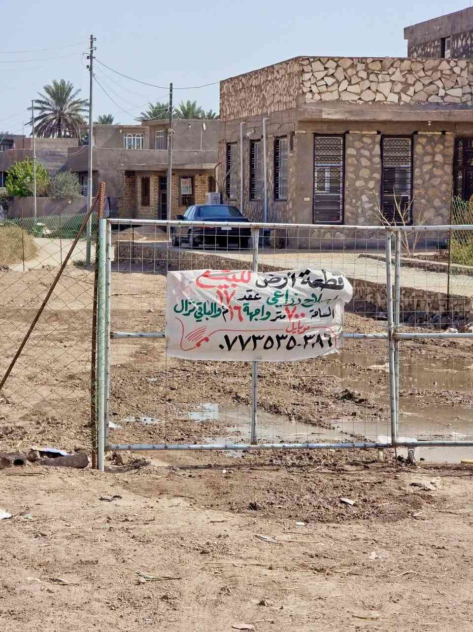 السلامً عليكم الموقع مفرك السده تجاري
قطعه ارض عقد زراعي قرار 117 للبيع وجها على شارع حله بغداد 

الواجها 16 متر والباقي نزال المساحه الكليه 700 متر  زائد محرم شارع حله بغداد  لتصبح القطعه 1400 متر 
القطعه مسيجه بلكامل بسيم Prc
يتعهد البائع ان القاطعه خارجً المحرمات علماً ان القطعه ركن على شارعين 

للأستفسار الأتصال على 

***********

***********
