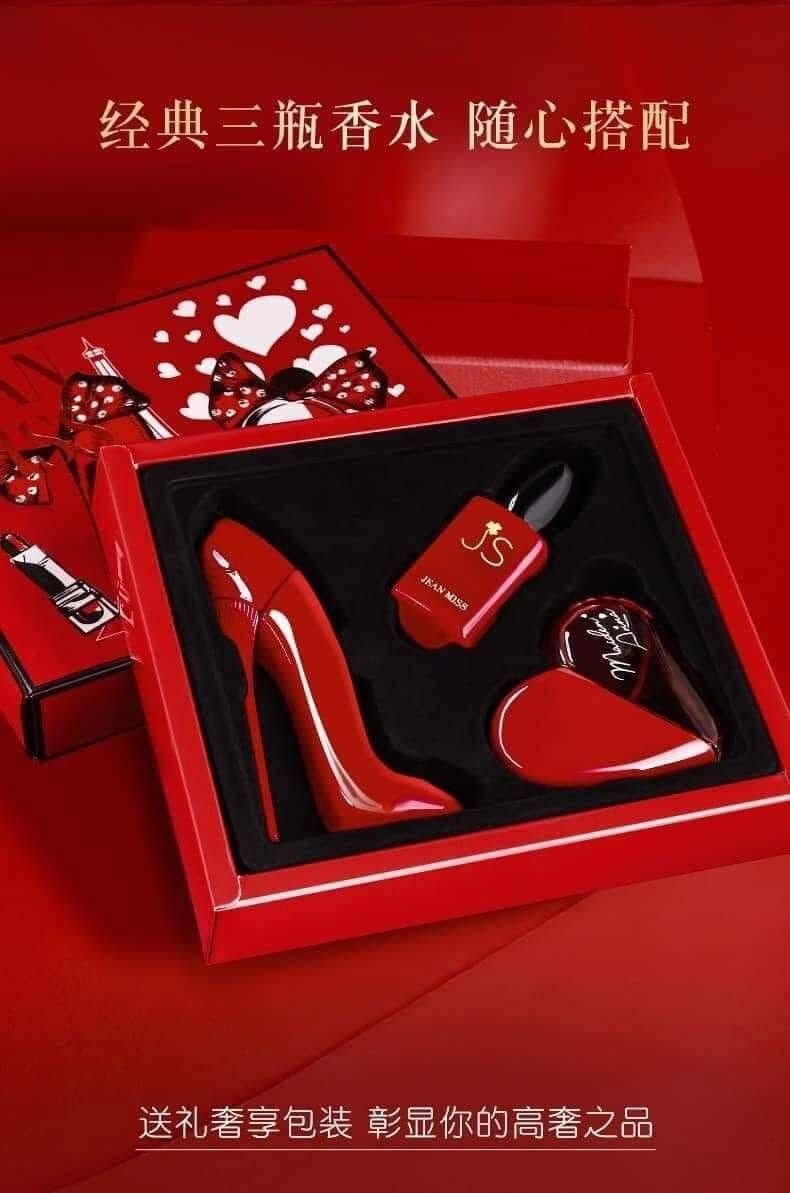 🎁 سێتی دیاری عەتری خانمان (٣ لە ١)
👠 عەتری شێوە پێڵاو (Very Good Girl): بۆنێکی زۆر سەرنجڕاکێش و مێینەی هەیە، تێکەڵەیەکە لە بۆنی گوڵ و میوە.

🌹 عەتری Si Passione: بۆنێکی کلاسیک و بەهێزی هەیە، هەستی متمانە بەخۆبوون و وزەت پێ دەبەخشێت.

❤️ عەتری شێوە دڵ: بۆنێکی شیرین و ڕۆمانسی هەیە، گونجاوە بۆ کاتە تایبەتەکان و شەوان.

✨ تایبەتمەندییەکان:
* دیارییەکی زۆر جوان و شیکە بۆ بۆنەکان.
* قەبارەیان گونجاوە بۆ ناو جانتا و گەشت.
* شێوەی بوتڵەکان زۆر سەرنجڕاکێشن.


**إذا كنت صاحب هذا الإعلان وتريد حذفه لأي سبب، رجاءا أرسل رسالة إلى الدعم الفني**