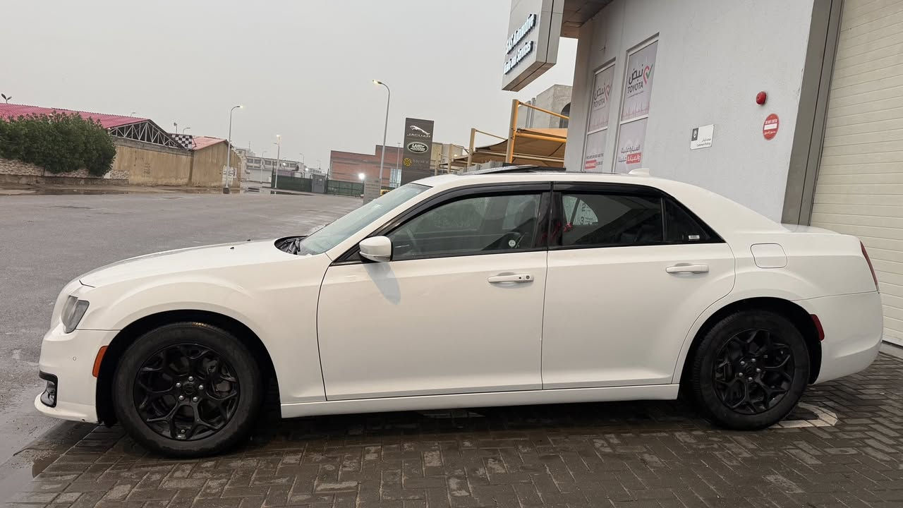 السلام عليكم🙋🏽‍♂️.
.
اوباما كرايسلر مديل2023اخير اصدار
.فئة /S/
موصفاتها🕹️
1حساسات امامي
2حساسات خلفي
3بانوراما
4مرايات تدفئة
5مرايات اشارة
6كشنات حضن جلد مختمS
7شفتات ستيرن
8كشنات كهرباء
9سترين تدفئة وتبريد
10كشنات تدفئة 
11شاشة جبيرة
12سماعات الباين
13دمام خلفي
___الممشى68mi

🕹️وباقي التحكمات و الموصفات المعروفة 🕹️
.
حادث السيارة🕹️ تقرير غرق بلمزاد طافية لان بدون بصمة 
وبلعراق من اجت سويت الها بصمة و اشتغلت 
(كفالة 1كير2مكينة3كهربائيات)
مبدل بيها بس كارت الباب و كارت المراية فقط
++++ بلعراق صار بيها بارد بسيط وعندي صورتة
انا كاصها على ايدي مالكها الاول رقم بصرة السيارة باسمي تحويل ثاني يوم .
🕹️مكان السيارة:البصرة وهذا رقمي ***********
السعر(320وبيها مجال)🤍
