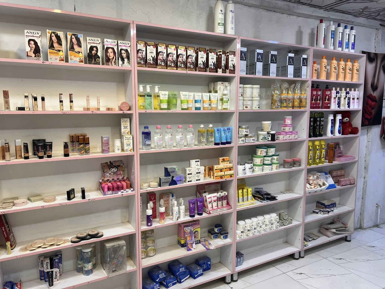 السلام عليكم كوزمتك للبيع كامل اضاء مع سبلت طنين سبب البيع لعدم التفرغ في علوة الفحل قرب مجسر الامام علي  مقابل مدرسة عبدالله ابن الحسين الاهلية للتفاصيل الاتصال ***********
