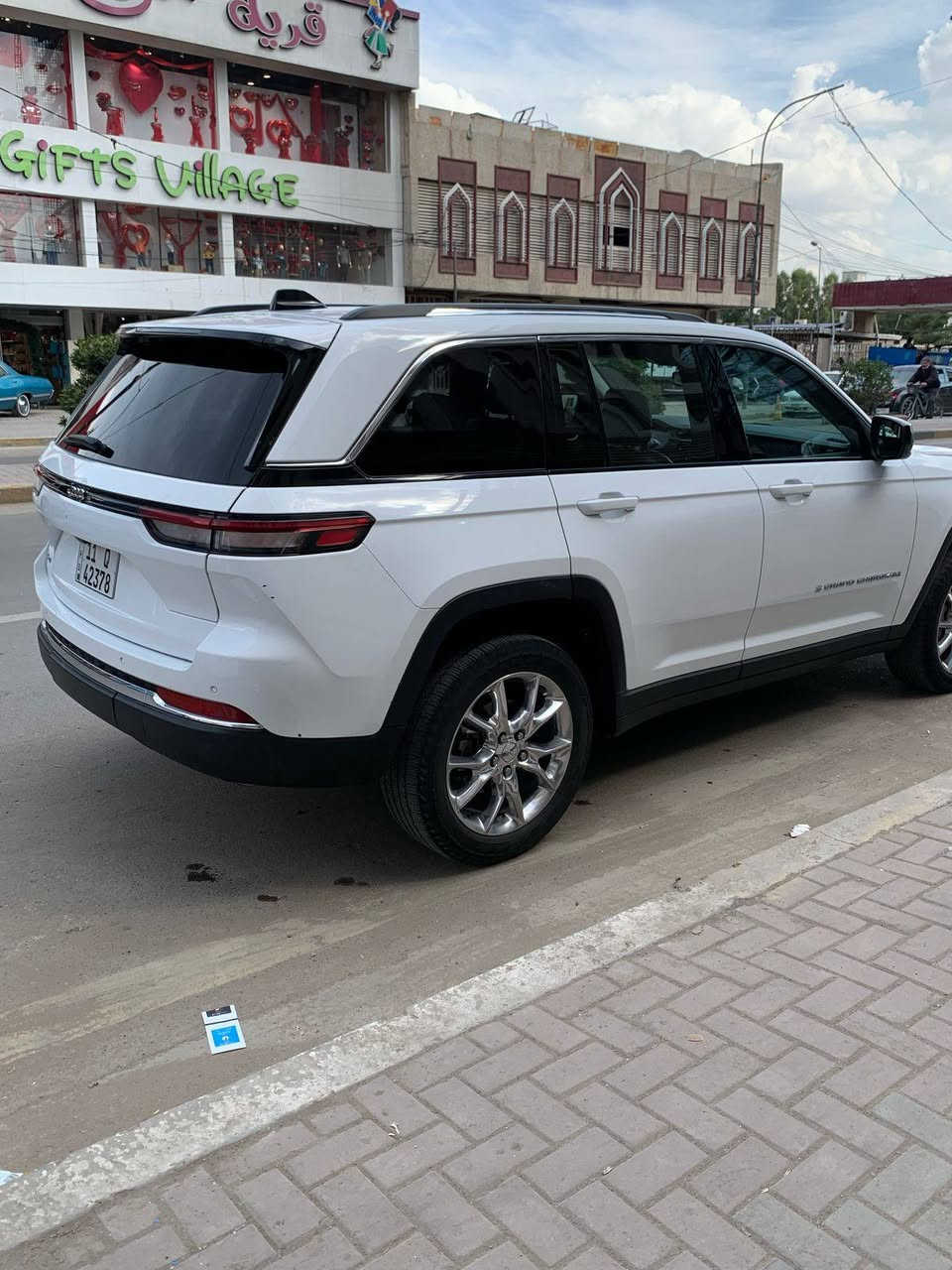 يرجى قرائه التفاصيل قبل الاتصال جيب كراند شيروكي 6 سلندر محرك 3600موديل ٢٠٢٢ السياره داخله سرقه كشر فقط اربع بوب وصندوق وبنيد يعني بدون حادث وراجعه قطع بلاديه اصليه نفس اللون يعني بدون صبغ حته الدعاميات بدون صبغ  وبدون ايرباك ماشيه 18 الف فقط  خمسه  راكب  السياره داخل جلد كشنات كهرباء تدفئه بلكشنات رادار امامي خلفي مانع تصادم توقف ذاتي رادرات جانبيه بلمري حساسات اماميه خلفيه  تدفئه ستيرن شاشه العدادات دجتل شاشه كار بلي صندوق كهرباء تبريد امامي خلفي اشاير بلمري ثلاث وضعيات قياده كير ماوس نظام منحدرات ويل كب كروم بك لايت لد سستم سماعات تشغيل عن بعد رقم بغداد بسمي شرط التحويل مكان السياره بغداد اعظميه السياره كامله برغي نقص ما بيها  تم تنزيل السعر من 300 إلى 275ورقه قفل قفل  للاستفسار ***********
