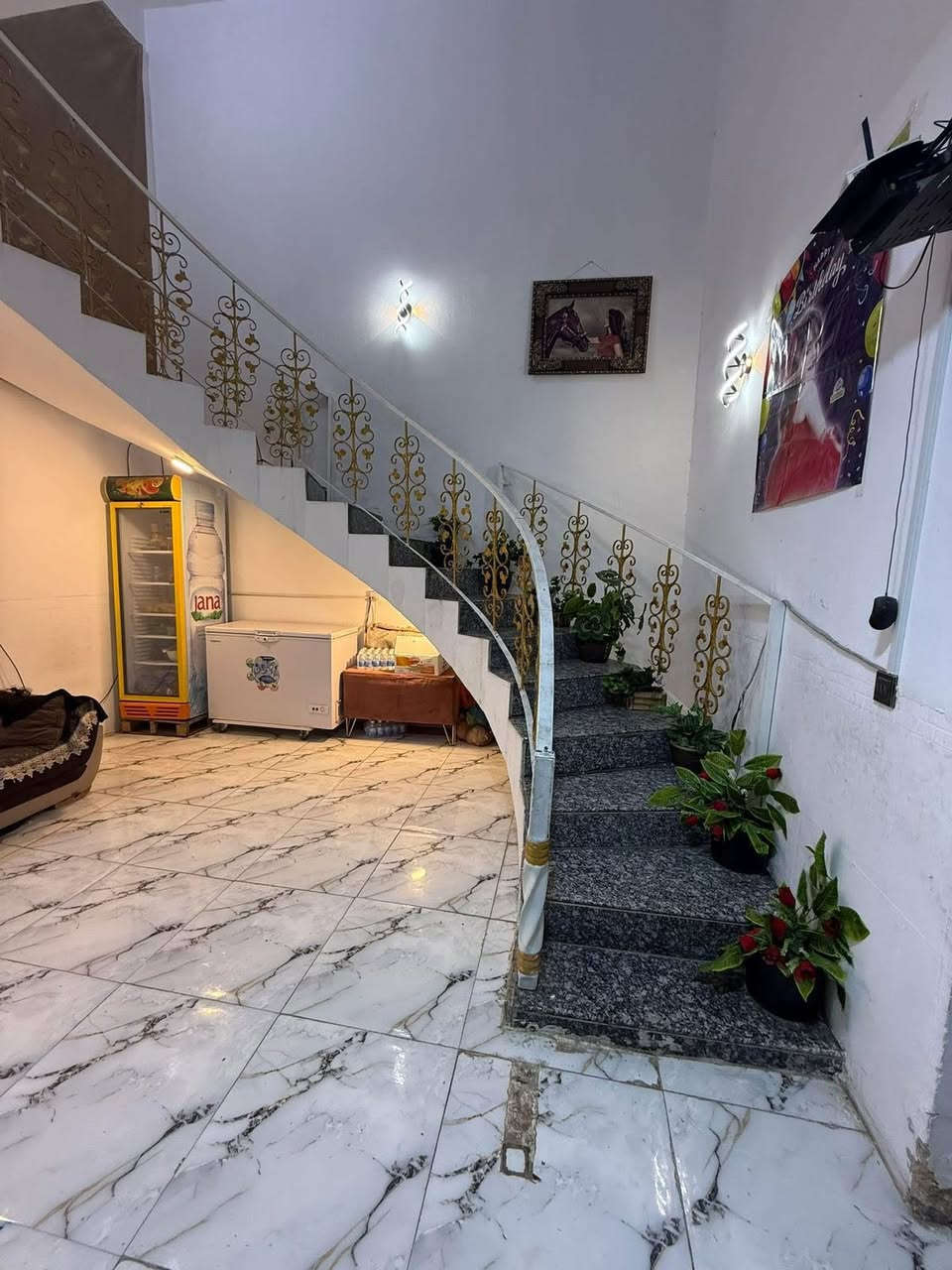 السلام عليكم 
#دار للبيع طابو زراعي سند 25 المساحة 200م طابقين 
الطابق الآول:
غرفه نوم وصاله وكليدور ومطبخ ومجمع صحيات حديقة صغيرة
الطابق الثاني: غرفتين نوم ومجمع صحيات 
العنوان حي الصحة خلف المدهش قرب مولدة حي الصحة فرع بداية جدار المدهش
____________________________________________للاستفسار الاتصال على***********
او مراجعة مكتب العز للعقار نزلة جسر بته باتجاه مجسر الثوره
