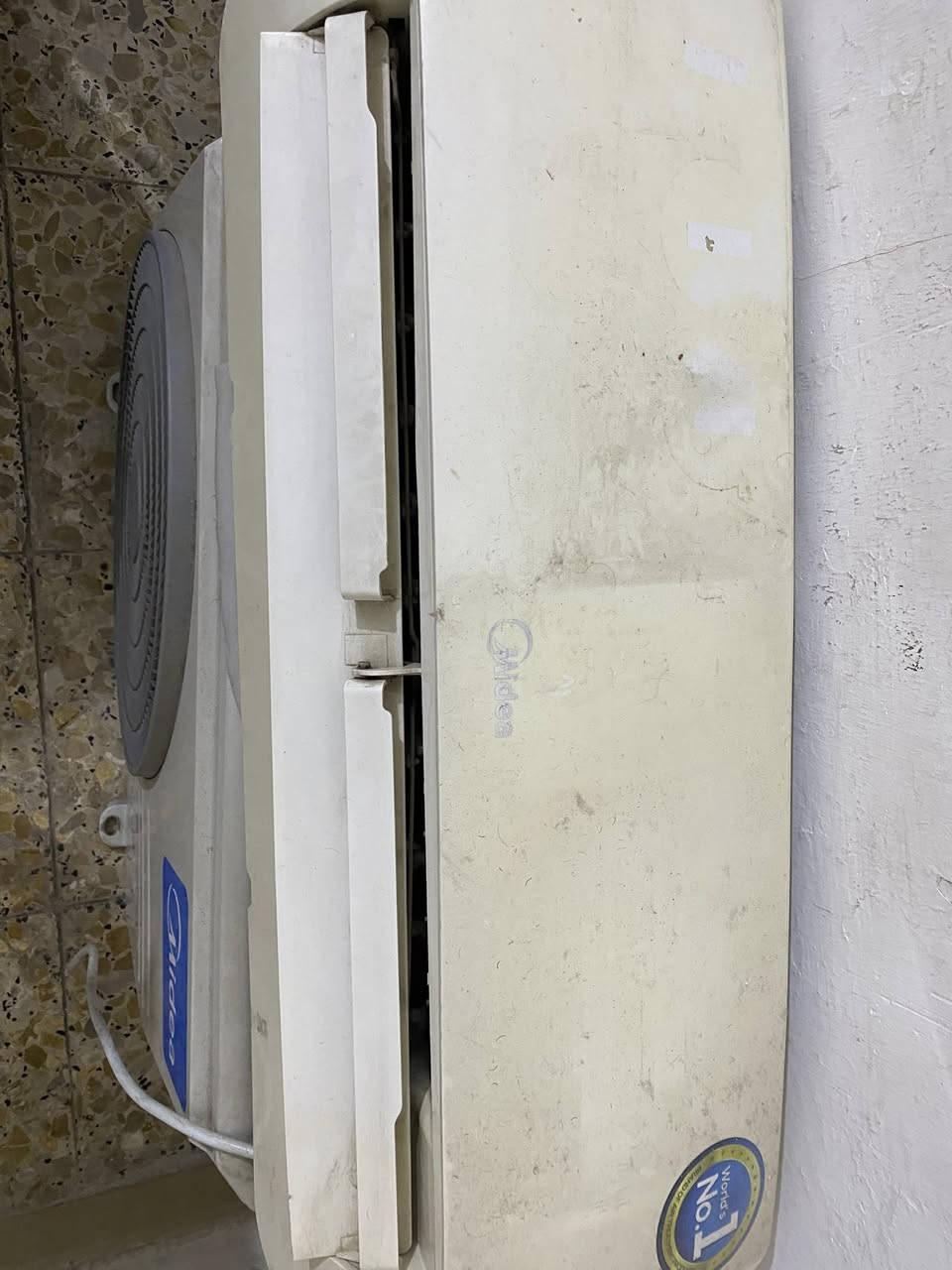 سلام عليكم
سبلت للبيع 
واحد طن 
نضيف وشغال غاز مقفول بي غاز 
سعر ١٧٥بي مجال 
***********
