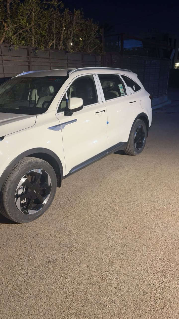 سورنتو 2024 خليجي
ماشيه 9500 رقم انكليزي 
السياره جديده جدا بيه 3 قطع بارد جدا بسيطات 
محرك 6 سلندر 
كير ماوس
داتوشو
حساسات
كراسي خلفيه كهربائي 
كراسي كهرباء 
جنطة كهرباء 
بصمة وتشغيل عن بعد
شاشة متصلة تعمل بنظام بلي كار نفيكيشن
انارة ليزرية داخلية متغيرة الالوان 
اللايت عالي ناصي زنون 
لد نهاري ليزري امامي 
بك لايت ليزري LED
هندبريك دكمة 
اوتو هولد 
درايف مود
مانع انزلاق
مساعد منحدرات
شحن وايرليس بلوتوث 
تحكمات ستيرن فول 
حساسات امامي خلفي 
كامرة دوارة
تبريد 3 قطع مع تحكم منفصل للخلف 
السيارة استيراد الشركة الدولية لوكالة كيا 
ضمان 5 سنوات
السعر 295 وبيها مجال بسيط
***********
مكانها بغداد الاعلام
