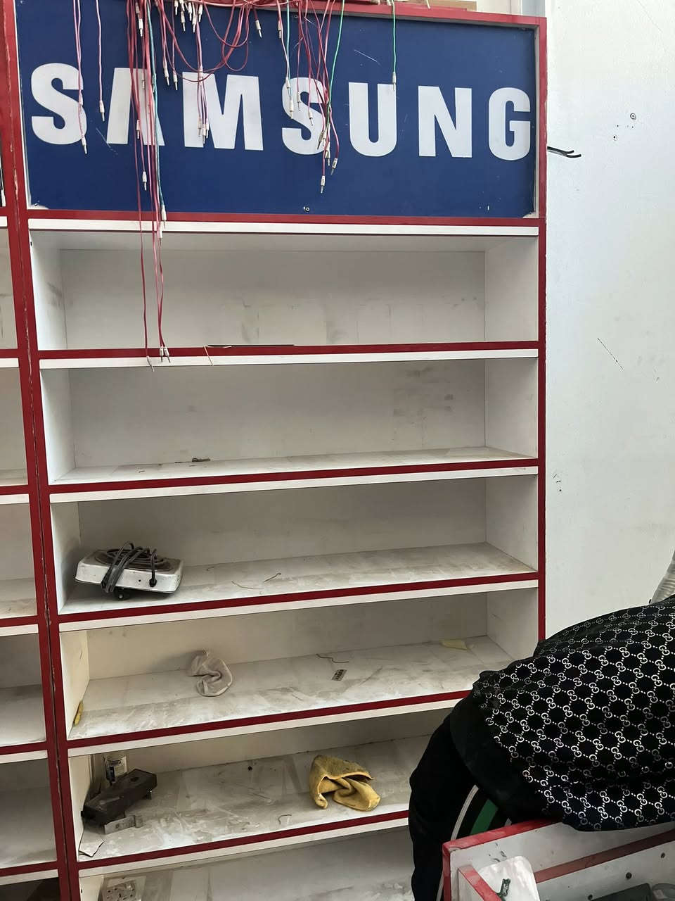 فاترينات عدد٤. وميز صيانه مستعجل في البيع كلهن سعرهن 250الف  بغداد المنصور ***********
