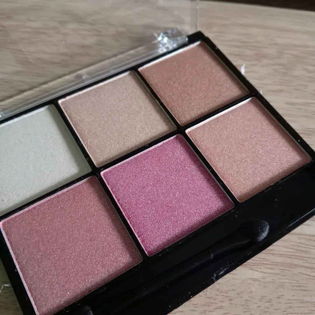 باليت اضاءة 
ب6 الوان مختلفه 
السعر 3 ونص 
يوجد خدمة توصيل


**إذا كنت صاحب هذا الإعلان وتريد حذفه لأي سبب، رجاءا أرسل رسالة إلى الدعم الفني**