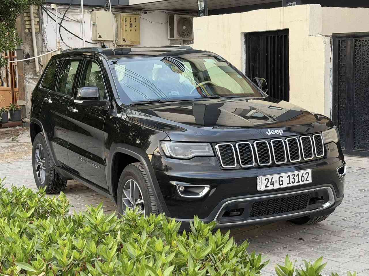 السلام عليكم  جيب كراند شيروكي
الموديل:2018 (خليجي)وكالة 
المحرك : V6. السيارة مكفولة كفالة عامة فقط باب خلفي بي شخط ومصبوغ بدون حادث فقط رش صبغ 
المواصفات :

• دفع رباعي 4x4 . 
• ويل قياس 20 انج 
• انارة متحركة 
• سقف بانوراما .
• شاشه كبيرة .
• نظام الخرائط (GPS) 
• ستيرن كهربائي .
• المصابيح الأمامية زنون
• كشافات الضباب زنون .    
• تشغيل عن بعد .
• صندوق كهربائي ..
• حفظ وضعيات الجلوس (ميموري) .
• المقاعد الأمامية كهربائية .
• المقاعد الأمامية تبريد وتدفئة 
• المقاعد الخلفية تدفئة .. 
• حساسات أمامية . 
• حساسات خلفية . 
• كاميرا خلفية دوارة
• تدفئة ستيرن . 
• مانع تصادم خلفي .
• ابل كاربلي وايرلس . 
• محدد سرعة . سقف بنوراما فتحتين
• نظام التشغيل والاطفاء الاوتوماتيكي ( Auto Start System. 
• ⁠مري قلاب
• ⁠مري شفط
• وضعيات قيادة
• ⁠شفتات ستيرن
• ⁠داخل بيجي 
مكاني بغداد حي اور بيع مستعجل 
***********
