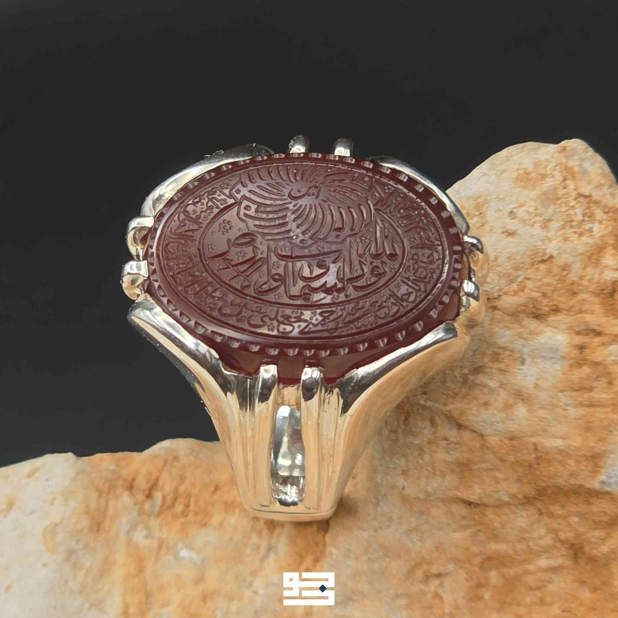 ﷽
خاتم رجالي
حجر عقيق يماني كرزي
صياغة بحرينية "حمادة vip"
فضة 990
منقوش في الوسط "الله نور السماوات و الارض" 
و على الدائر مقطع من دعاء كميل "اللّهُمَّ إِنِّي أَسأَلُكَ سُؤالَ خاضِعٍ مُتَذَلِّلٍ خاشِعٍ، أَنْ تُسامِحَنِي وَتَرْحَمَنِي، وَتَجْعَلَنِي بِقِسْمِكَ راضِياً قانِعاً، وَفِي جَمِيعِ الأَحْوالِ مُتَواضِعاً"
بنقش أنيس و إمضائه

القياس 26.5
الوزن 27.4 غرام
مقاس الحجر 2.2 تقريبا

للمشاركة في المزاد الأسبوعي على واتساب:
🔗 https://chat.whatsapp.com/GAK4nGjC5FC8BV5OaeH8Uw?mode=gi_t


**إذا كنت صاحب هذا الإعلان وتريد حذفه لأي سبب، رجاءا أرسل رسالة إلى الدعم الفني**