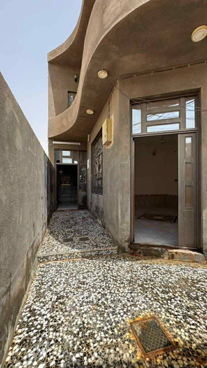 دار طابقين ١٢٥م بناء حديث سقف واساس صب بناء طابوق ارضيه مرمر  حداديه النوع الثقيل شغل البيت كله درجه اولى  حيره حي الخضراء خلف شركه الجواد  *********** السعر ٩٠
