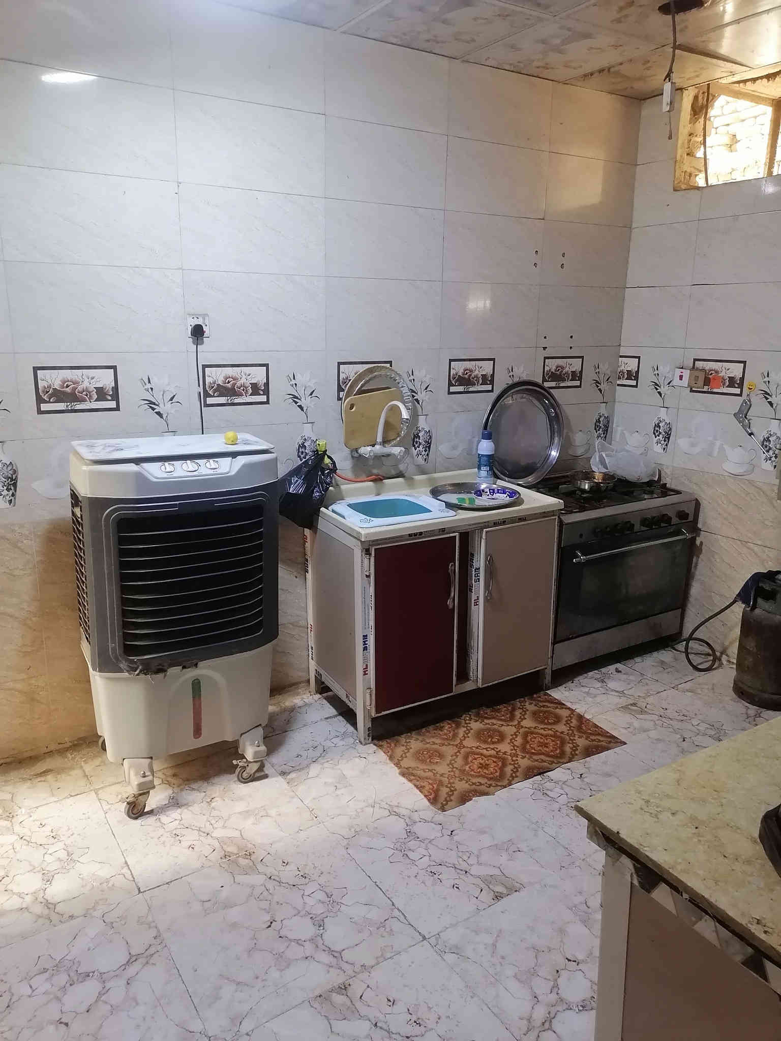 دار للبيع الجمعيات حي الخليج العربي م الرابعة قرب شارع بغداد قريب عن ساحه خدمات ثالث بيت عن المدرسة والروضة الشارع كله ٦ بيوت وجيران مثقفين
مساحه الدار ٢٢٠ الواجه ١١ والنازل ٢٠
غرف كبار وغرفه سويت ٤ صحيات كراج يتسع سيارتين
الاستفسار اكثر ***********
