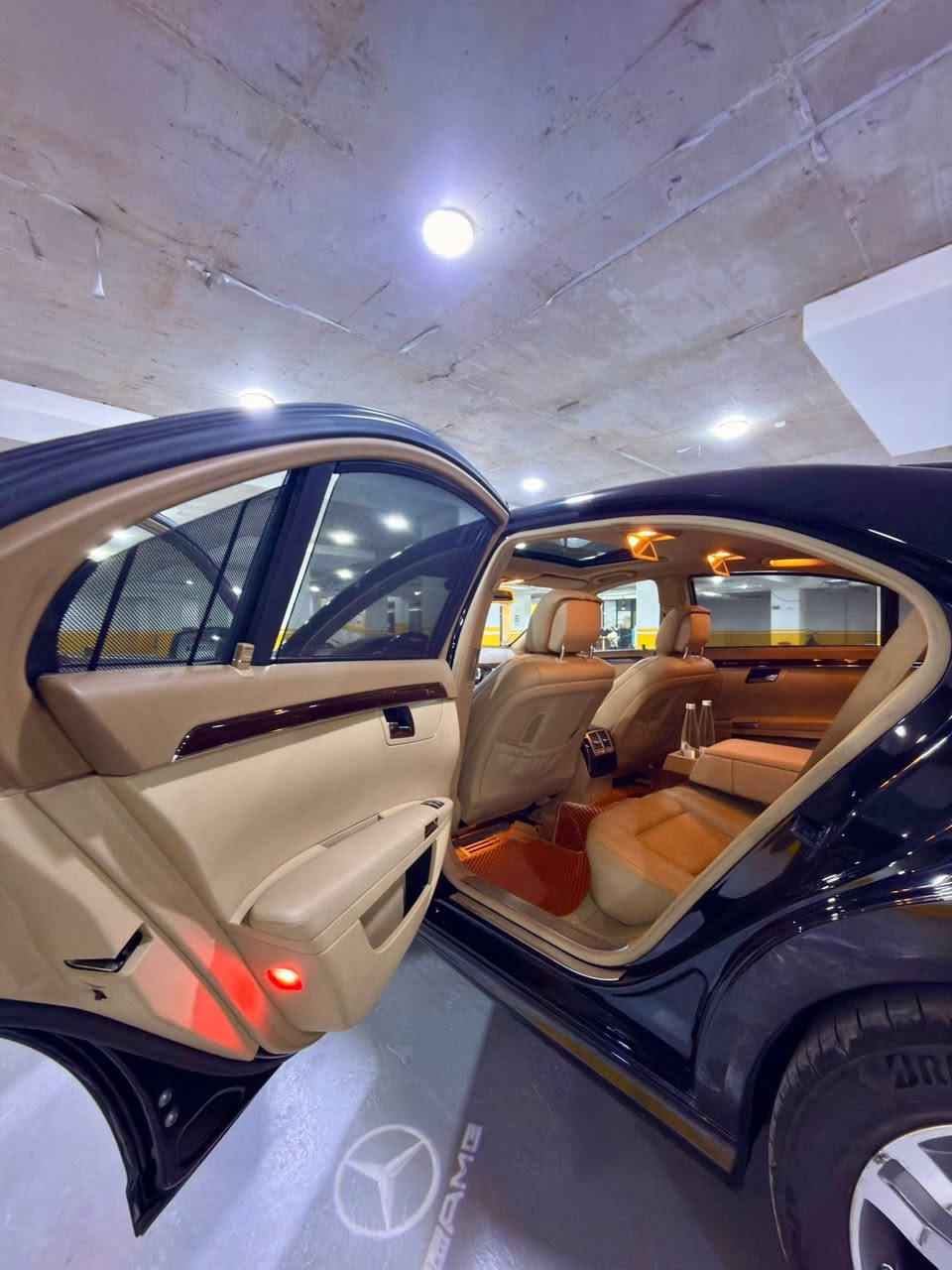 ﷽
مارسيدس اس كلاس للبيع Mercedes S Class 
S550 L AMG 
2013 اصل 
من النوادر 
لون اسود داخل بيجي 
محرك  4.7L V8 Biturbo يعني توين توربو نفسة محرك ال جي كلاس  
السيارة فول مواصفات يعني رادارات و اوتو بارك ومثبت سرعة تفاعلي و مساج وانارة داخلية بلادية  
1.مغلفة بالكامل PPF لامع 1350$ 
2. عليها فلاتر  Life time K&N من امريكا سعرهن 350$ ذني ميتبدلن يبقن طول العمر 
3. عليها مودم Apple car play  مدعوم من شركة مرسيدس يصير على الشاشة البلادية ( يعني الشاشة ونظامها البلادي ما ملعوب بي ) سعرها من امريكا 500$ 
4. ويالة حجم 18 مال S600 
5. السيرفس والدهن كله من وكالة مارسدس 
6. صفر مسج كير ومحرك وكهربائيات وحدادية كلها جديدة و من الشركة 

السيارة وارد امريكي كلين بدون حادث تقريرها سرقة فقط 
استيراد شخصي مالك اول بالعراق 
كلش نظيفة السيارة شوفة عينك 
بيها ملاحظات طخة صغيرة صارت هنا بالجاملغ الايسر الامامي سويته علبارد والدعامية الامامية مصبوغة فقط باقي السيارة كله مكفول وبدون برغي نقص تاخذها تشغل وتطلع 
رجاءاً رجاءاً لتقارنها  بالستة سلندر لو البيهن حادث او بالمحدثات او 2012 وجوة لان تختلف 
رقم بغداد تحويل ثاني يوم المكان بغداد
باقي التفاصيل على الواتساب او اتصال على الرقم  
السعر 30 الف دولار و بيها مجال ان شاء الله 
للتواصل ***********
