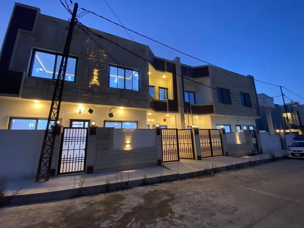 السلام عليكم 
داران  للبيع 🏠🏠
حي الصديق 🌸
مساحة كل دار 110 م ⬅️
واجهه 10،5 م ☑️
شارع تبليط 12 م 🌈
اتجاه شروق تام ☀️
بناء حديث تسليم مفتاح 🔑
طابقين 🩷
ط/  كراج ومطبخ وهول واستقبال وغرفة نوم وصحيات ومناور ♦️♦️
ط2/ 3 غرف نوم وصحيات وبيتونه صغيره وسطح كاشي 🔹🔹
نظام دكتات وسبالت وتأسيس غسالات 
وجبس بورد 🔸🔸
للاستفسار مراجعة مكتب العمران سايدين حي السكر او الاتصال على الارقام 

***********
***********
