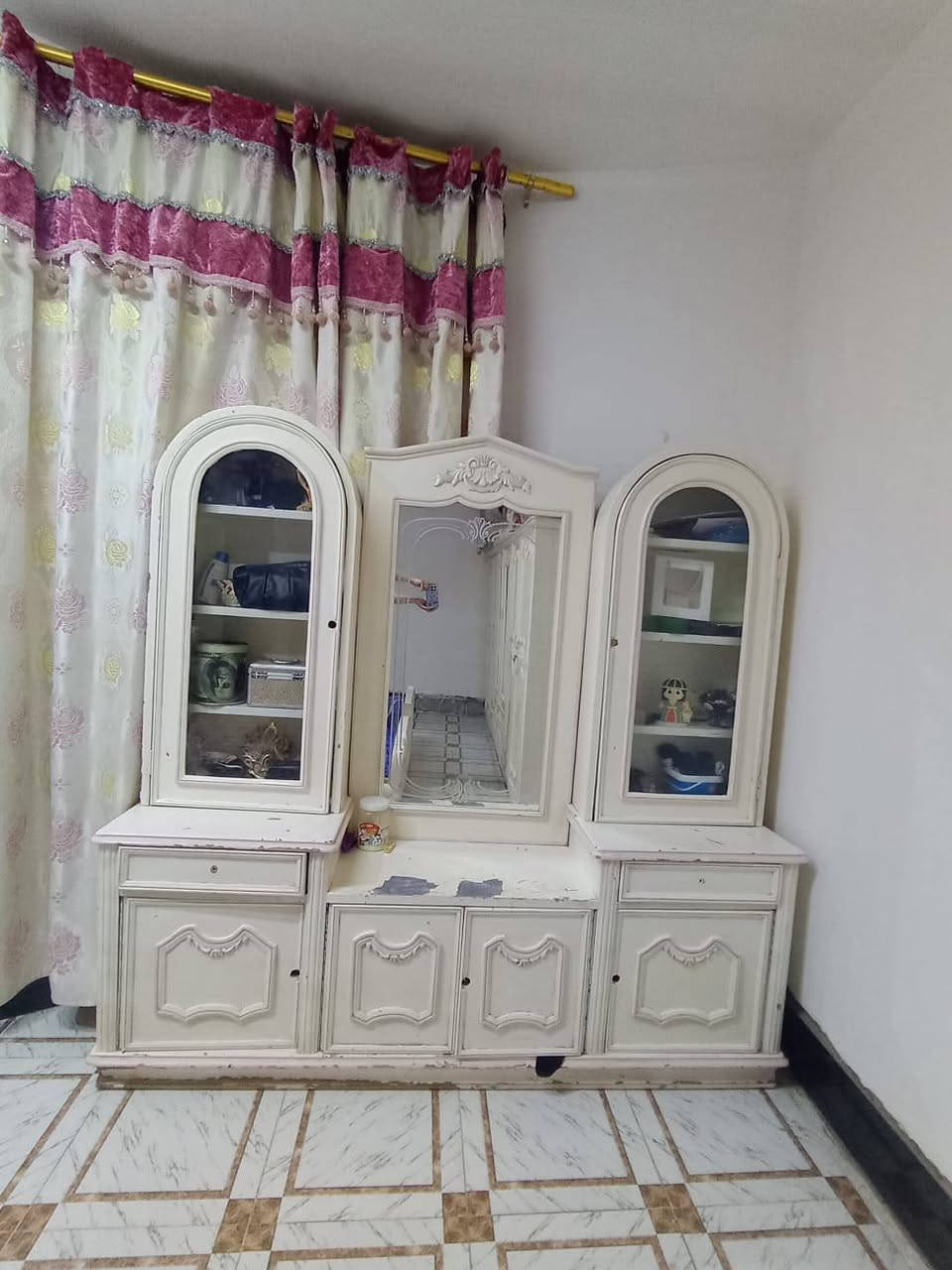 غرفه كامله خشب عراقي مستعمله للبيع السعر 350 العنوان كوفه مقابيل مستشفى الفرات الأوسط للستفسار على الرقم هاذه وبي واتساب ***********
