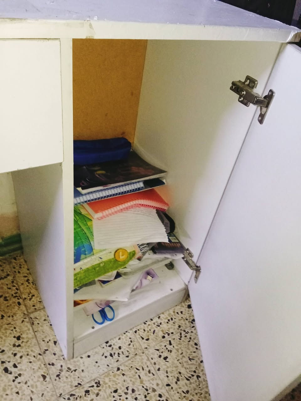 السلام عليكم ميز مكتبي للبيع السعر 55 مكاني بغداد رقم تليفون نظيف***********
