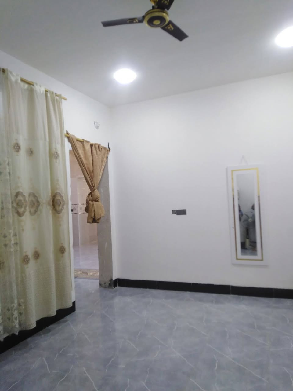 السلام عليكم بيت للبيع المساحه 200متر يحتوي على استقبال 7/4
وصاله 9/4
وغرفتين 5/4كل غرفه
مطبخ حار او مطبخ بارد
صحيات داخليه او خارجيه 
بناء جديد صارله أقل سنه 
موقع كربلاء حي الساهرون ثالث قطعه عن شارع الحزام الاخضر قرب مجمع الغدير موقع كلش حلوو 
سعر 147وبي مجال قليل 
***********
***********
