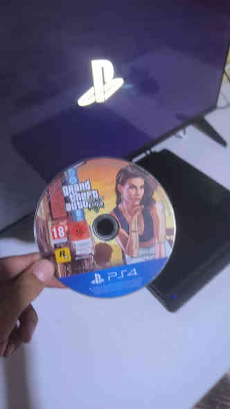 السلام عليكم بلاي 4 نظافه 95% ما مفتوح وياه اربع اغراض وبي فورتنايت وحسابين ويا يده واحده هوايه شاحنه وسماعه وكرتونه اوكي براحتك كامله باكاني بصره ابو الخصيب نهر خوز للاستفسار*********** بي واتساب سعره 250 وبي مجال
