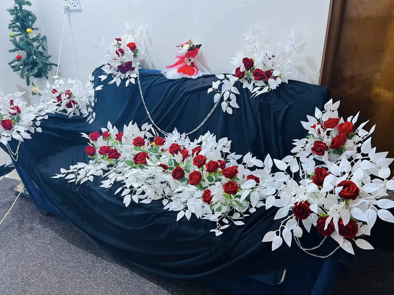 صباحكم خير ورزق 
يتوفر زينه سيارات اعراس. وديكورات كوشه كامله وحسب الطلب 
السيت مصمم للكوشات ولسيارات الاعراس 
متوفر ورد امتار. والعمل درجه اولى وجميع المديلات قابله للغسل باي وقت 
للحجز مراسله الصفحه 
او واتس *********** 
تبدي الاسعار من 50 الف للمتر
