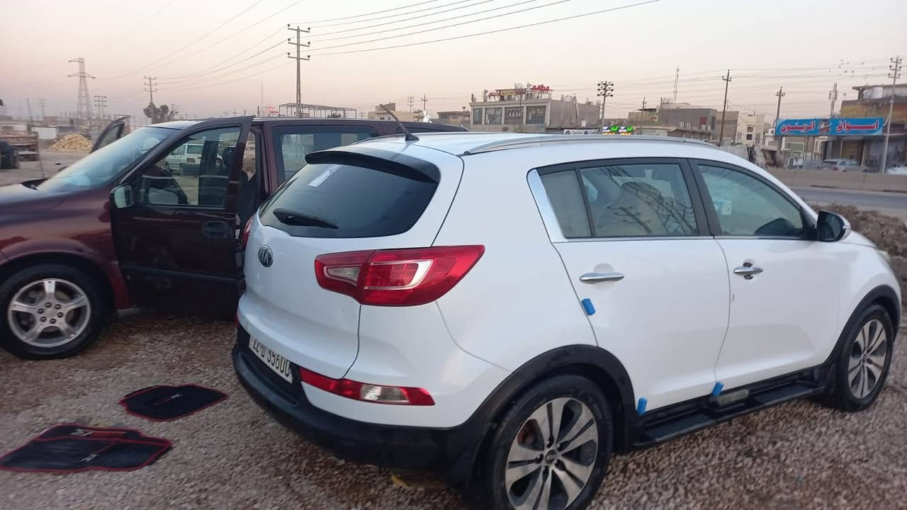 السلام عليكم / سبورتج موديل 2013
كفاله عامه سنويه باسمي  
تخم تاير حدادية تبريد شاشه حجم كبير حساسات خلفية كامرة غرفه سيارة جديدة
لايت زنون كشافات مع لد انارة سكن 
الشراي يريد وكاله يريد مداور الاستفتسار على رقم *********** مكان سيارة محافظة الديوانية
