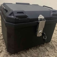 اغراض دراجة خوذة نظيفة بس بيها شخط مثل ماموضح بالصورة  صندوق GS وسط نظ...