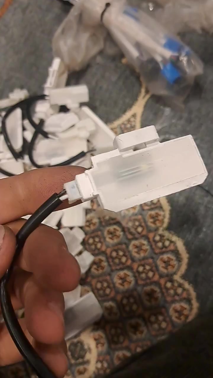 السلام عليكم طلعلي كامرات ٤٢ مالسيارات وفيش ولدات منو يريدهن واتساب ***********
