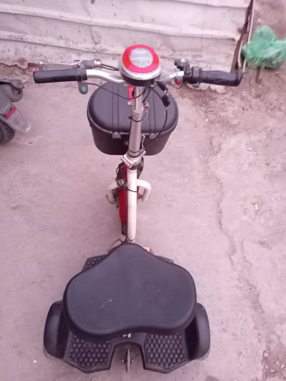 سلام عليكم دراجة شحن 3 تايرات 48 فولت جاهزة كهربائيات هورن لايت شاشة تصلح للمعوقين والعمار 13 فما فوق سرعة القصوى 35 دراجة كاملة مابيه اي نقص سعر 300 وبيه مجال مكان غزالية تصال واتساب على هاذ رقم ***********
