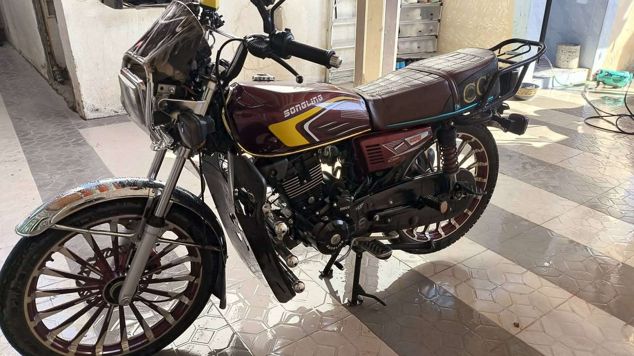 السلام عليكم دراجه سيفان 2026 دراجه جديده بل كرتون البيع شخط مابيها  محركها 200وياها أوراقها  محافض عليه إديرلها دهن ب18التر  *********** مكانها تقاطع القدس
