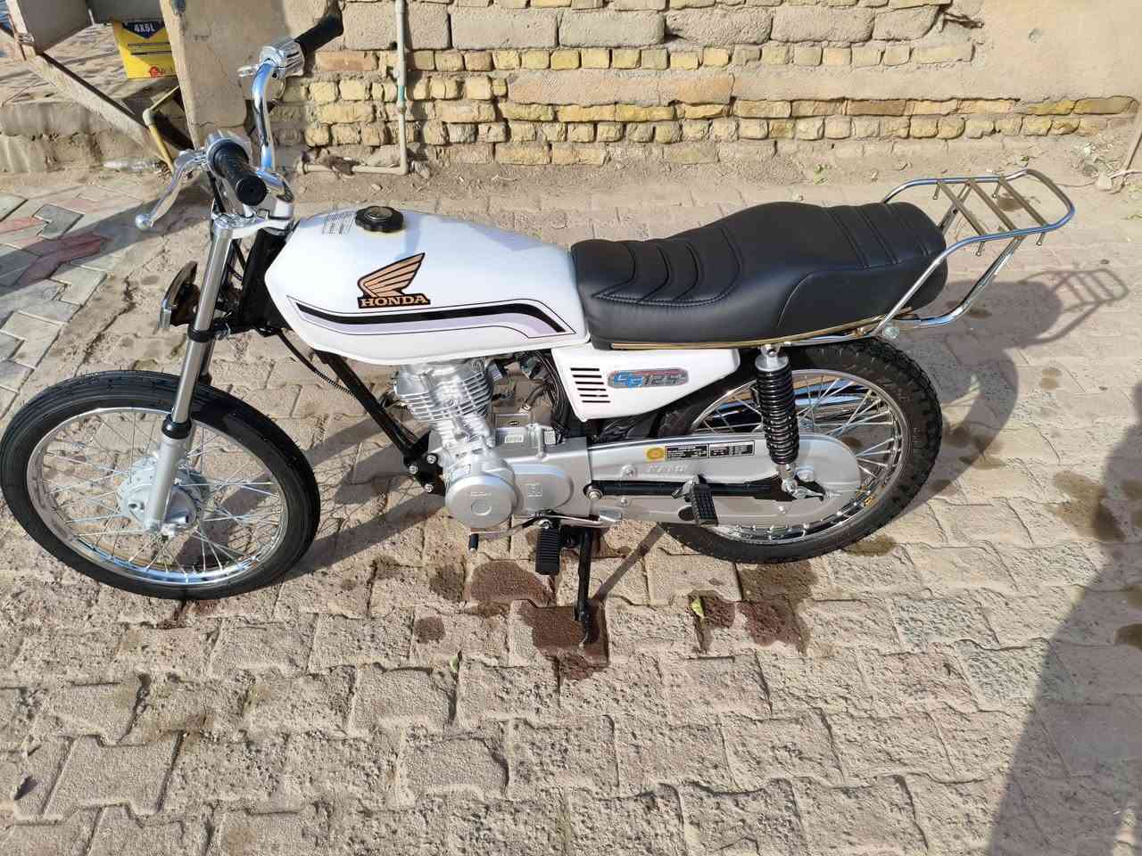 السلام عليكم شباب دراجه للبيع بدون مكفوله ما عده تفيلس صارلها 20يوم من معمره دراجه كله اصلي بخدمت الشراي مكلف بنشر *********** ب 775 بيها مجال قليل
مكلف مكلف
