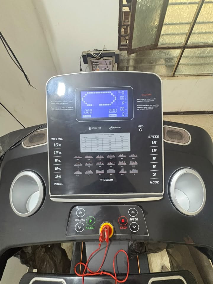 جهاز مشي كهربائي (Treadmill) للبيع
جهاز نظيف وحالته جيدة جدًا، استخدامه كان خفيف جدًا وبعدها انترك فترة بدون استعمال، لذلك يحتاج فقط تنظيف بسيط وتشغيل للتأكد من كل التفاصيل.

✅ سرعة تصل إلى 15 كم/س
✅ انحدار كهربائي (Incline)
✅ برامج تدريب متعددة
✅ سماعات ومدخل MP3
✅ شاشة تعرض الوقت، السرعة، المسافة، والسعرات الحرارية.

💰 السعر: 750
📌 السعر بي مجال بسيط

للمهتمين أو للاستفسار، راسلني خاص.***********
مكاني بغداد الزعفرانية
